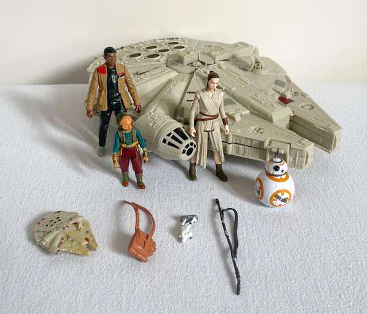 Star Wars Millennium Falcon and Character Play set