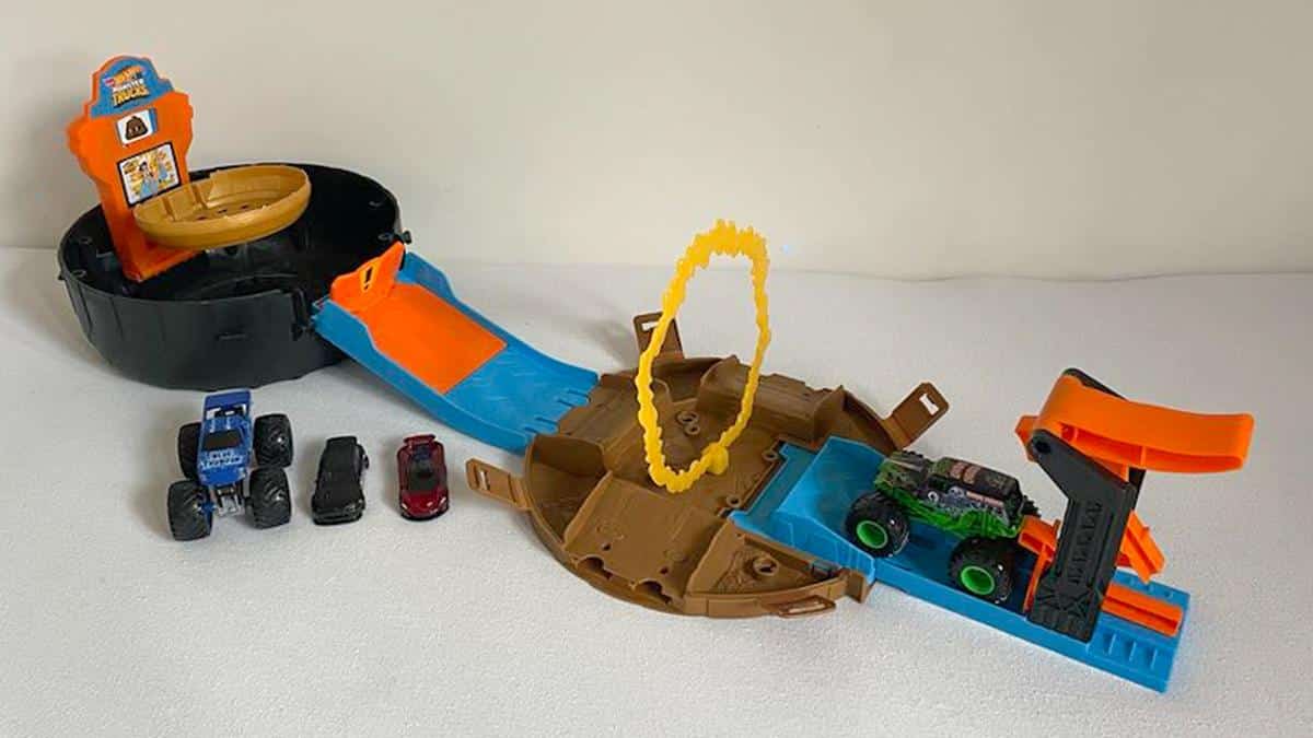 Hot Wheels Monster Trucks Stunt Tyre Playset
