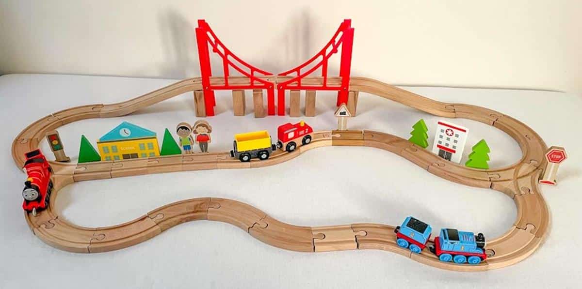 Build-your-own Train Track Set